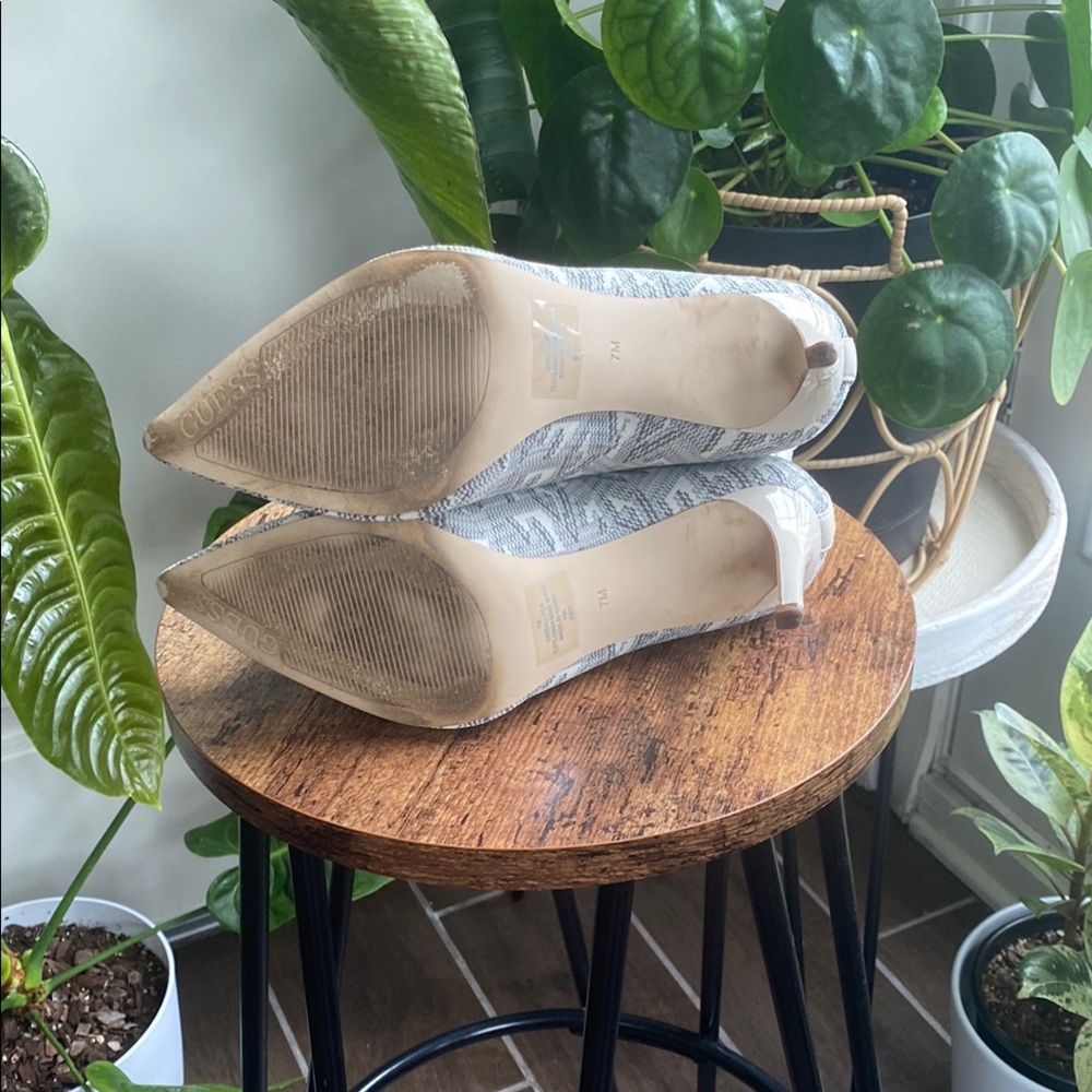 🚩 SOLD 🚩 Guess Heeled Ankle Boots - Picture 4 of 4